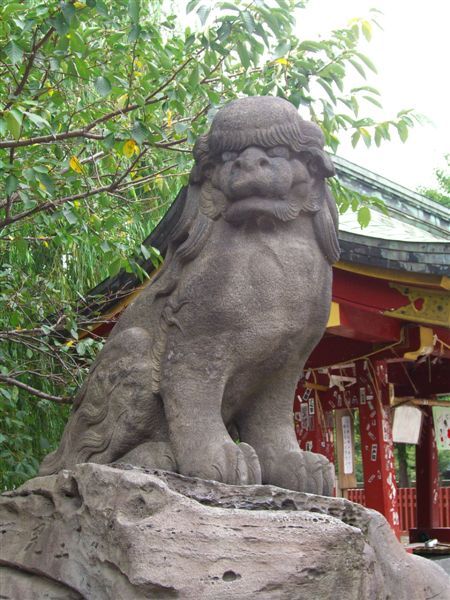 社殿前方的狛犬(類似中國的石獅子)。每年5月著名的淺草三社祭，便是由此處舉辦