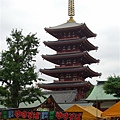 從淺草神社前拍五重塔，下方還有頗具日本風味的攤販