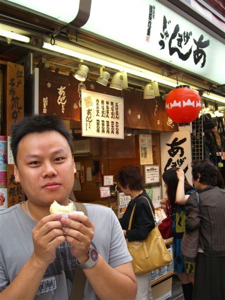 我買的是紅豆餡的炸饅頭(100日圓)，炸得很好吃(不過也好甜...)