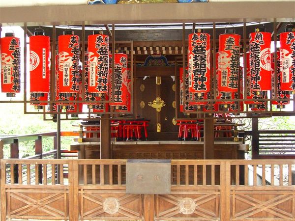 天滿宮境內小巧的笹塚稻禾神社。1478年，太田道灌重建神社，奠定現今的規模
