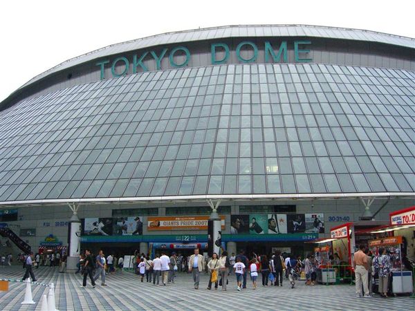 東京巨蛋的正面。原址前身為後樂園球場的東京巨蛋可容納4萬7千名的觀眾，為讀賣巨人隊的主場