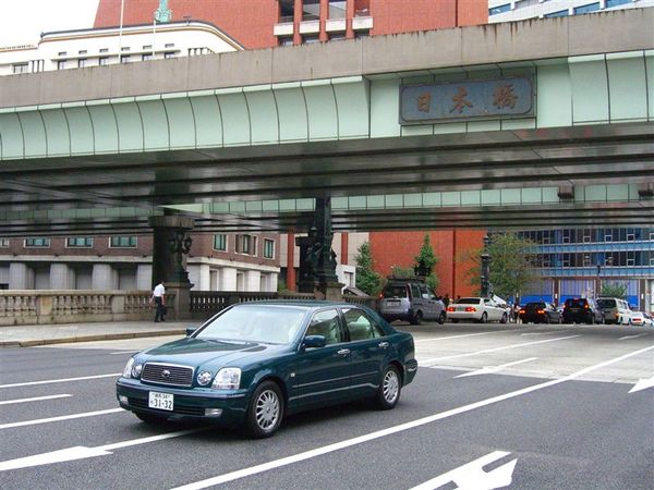 現物為1911年改建、充滿文藝復興風格的花崗岩石橋，名列日本三大名橋之一