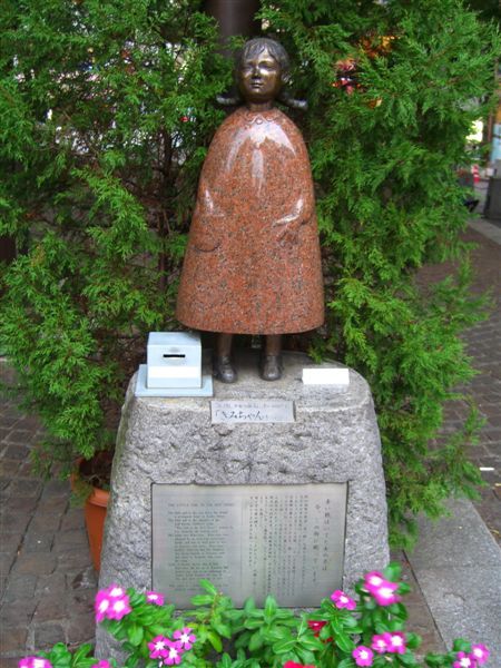 麻布十番街道上有一座きみ小妹妹像，她是日本童謠「紅鞋子」的主角，願她安息的塑像立於1989年