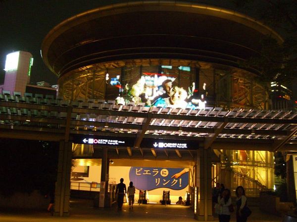 地鐵六本木站的出入口，精心設計的森大廈出口有個美名叫地鐵明冠(Metro Hat)