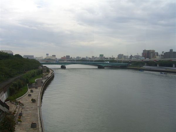 火車一出東武淺草車站即見昨天才來過的隅田川