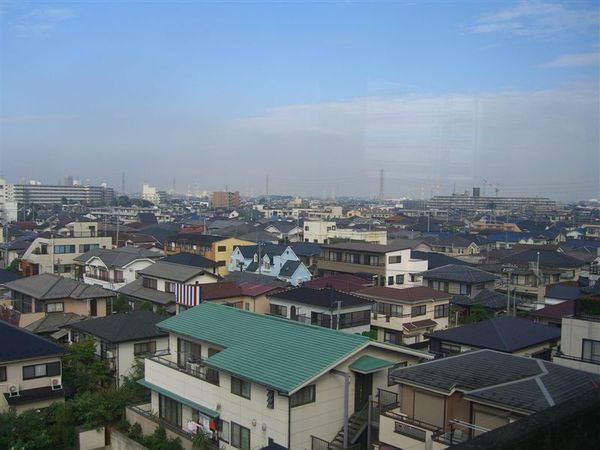 列車駛出東京都境來到北邊的埼玉縣，古為武藏國的一部份(東京、橫濱一帶也是)，這邊是春日部市