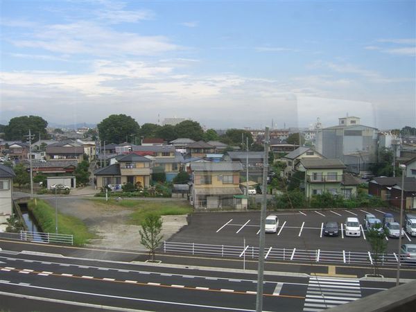 持續上行來到了日光所在的櫪木縣(日本漢字為栃木)，古為下野國的範圍，這是鹿沼市的街景