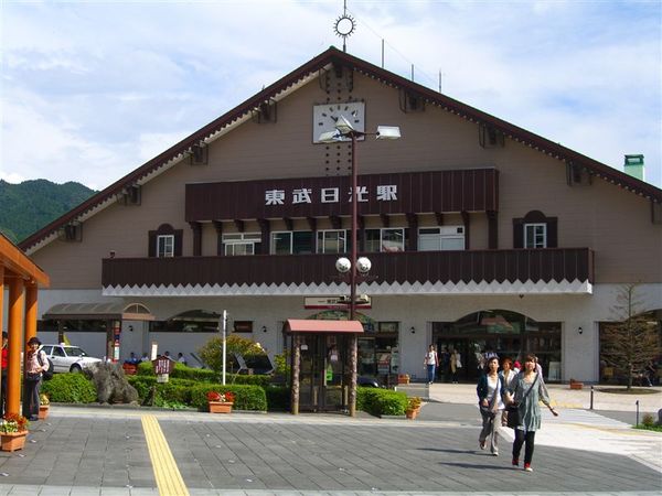 這是東武日光車站面向大馬路的正面。天氣真好，老天爺真給面子(前兩天在東京都陰天，不過沒下雨也很不錯)