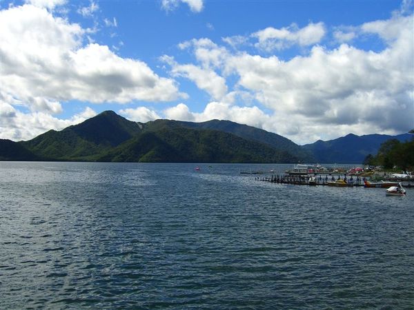 中禪寺湖是因男體山火山噴發而形成的堰塞湖，面積達11.62平方公里，周長約25公里