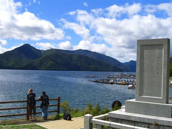 一旁還有1876年明治天皇來訪的紀念碑。中禪寺湖為782年，勝道上人登上男體山時所發現的