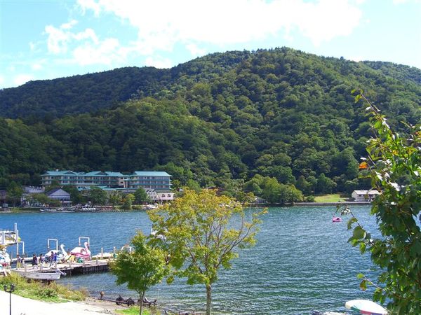 這個角度可見湖畔的飯店渡假區。中禪寺湖濱也有數間外國大使館的別墅