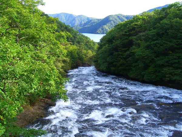 一旁的湯川依舊美麗地奔騰，同時可見中禪寺湖旖旎的湖水(上方)