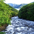 一旁的湯川依舊美麗地奔騰，同時可見中禪寺湖旖旎的湖水(上方)