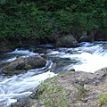 沿著步道往下，一旁的湯川蓄勢待發