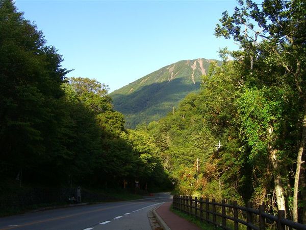 從這也可見男體山，這聖山還真是無所不在呀！隨後我們搭上東武巴士，向上往奧日光最深處去