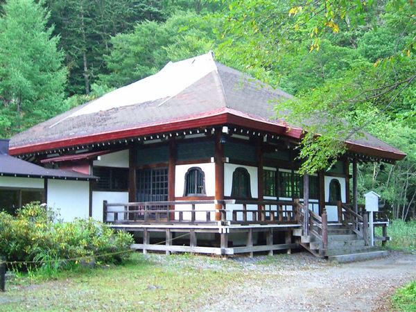 溫泉寺的本堂，裡頭供奉藥師琉璃光如來(日本各地的溫泉寺，似乎都供奉藥師佛，應該與溫泉能治病養身有關)