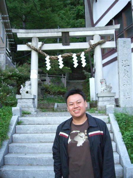 我在溫泉神社的鳥居前。沒錯！這裡也是勝道上人創建的(古時候日本是神佛不分的)