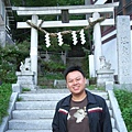 我在溫泉神社的鳥居前。沒錯！這裡也是勝道上人創建的(古時候日本是神佛不分的)