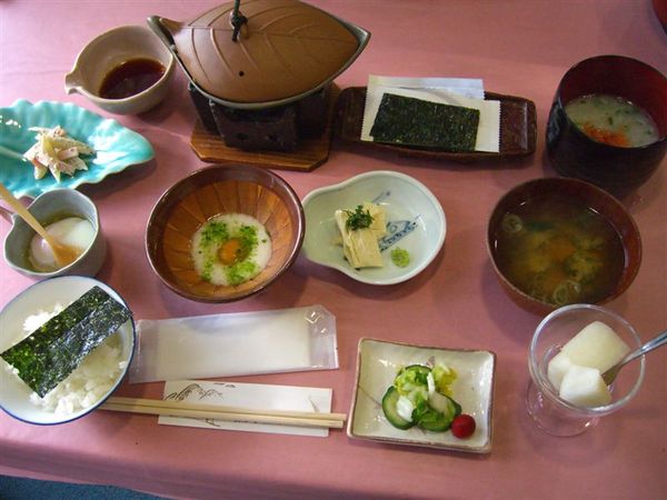 早上7點享受豐盛的早餐，好幸福！其實旅館8點才供餐，但因行程規劃我試探性請求7點，主人爽快答應，大感謝