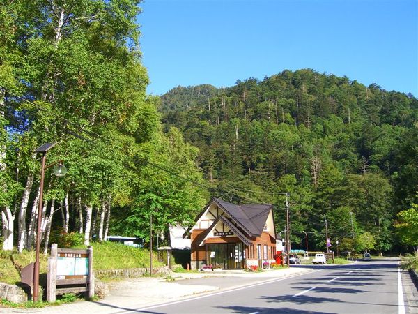 群山圍繞的湯元溫泉區。日光地區的最高峰為標高2578公尺白根山，也是白根莊命名的由來(非照片中這座山)