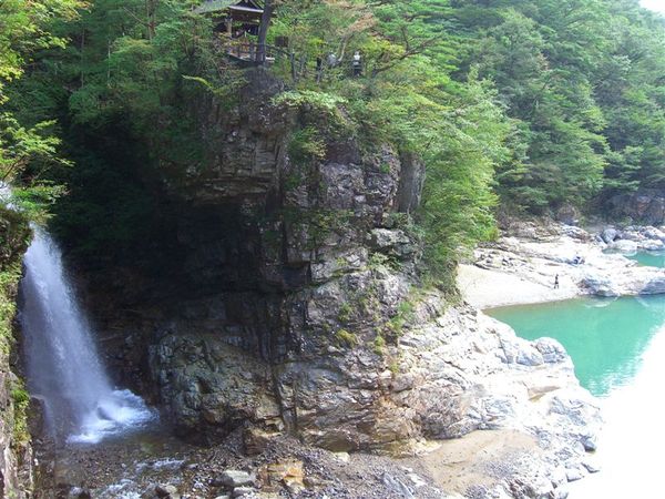 虹見瀑布、上方的五龍王神社與碧綠的鬼怒川溪水