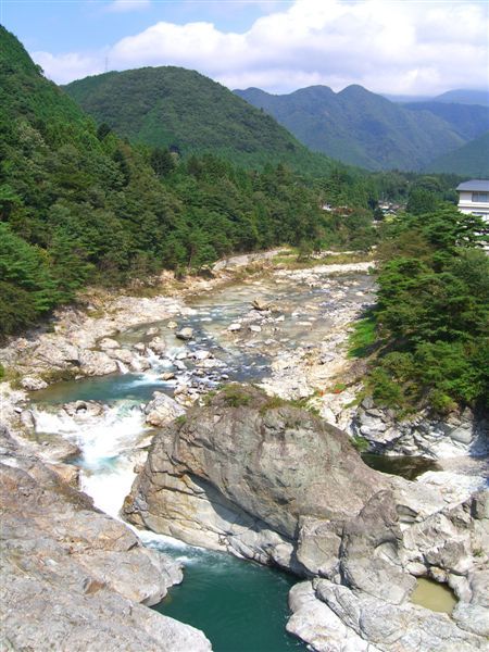 往上游望去，寬闊的溪谷美景，真是迷人。鬼怒川因其濤濤奔流的水聲像鬼的怒嚎，故得此名，其古名為毛野川