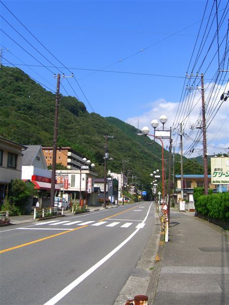 越過鬼怒岩橋來到鬼怒川的西岸，清幽的街道、藍天白雲與青山，真是悠哉