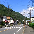 越過鬼怒岩橋來到鬼怒川的西岸，清幽的街道、藍天白雲與青山，真是悠哉