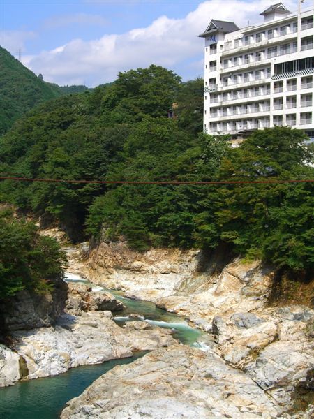 上游一景。除了碧水外，鬼怒川中的白色大石也很值得欣賞