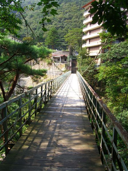 渡過滝見橋，又回到了鬼怒川的東岸，再回望非常有風情的吊橋