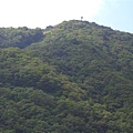 在鬼怒川公園車站前仰望對岸的丸山，隱約可見丸山的空中纜車