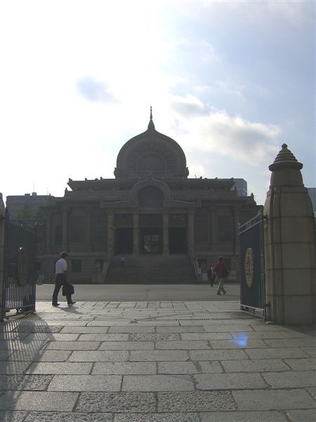 築地本願寺創建於1617年，原址在淺草橫山町。1657年明曆大火將本堂燒燬，之後才遷至幕府捐出的現地