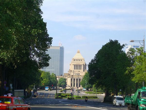 跨越晴海通可遙望日本國會議事堂，面向建物的右側為參議院，左側則為眾議院