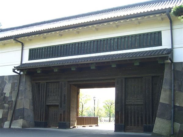 我們要進去建於1663年的櫻田門，準備參觀皇居外苑。這是櫻田門的渡櫓門，其還有一扇外門-高麗門