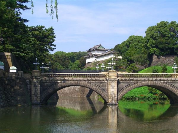 來到皇居著名的二重橋旁，是正門石橋與內側鐵橋(原為木橋)的總稱。照片還可窺見右上方的伏見橹