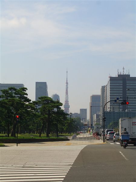 從皇居東側的外堀通往南望，可見東京鐵塔拔地而立