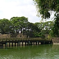 失望地離開皇居東御苑，我們又走回到和田倉噴水公園旁。照片為橫跨和田倉濠的和田倉橋，非常優美