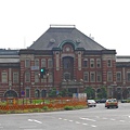 不一會兒，建於1914年的東京車站出現在眼前。其位置正對著皇居，是當年為了方便接待來訪貴賓而設計