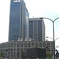 車站一旁還有建於1931年的東京中央郵便局(前排矮建築)，為日本等級最高的郵局。後方則是三菱集團大樓群