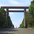 靖國神社初建於1919年的一之鳥居，高約25公尺，是日本第一大青銅鳥居，現物為1974年重建的