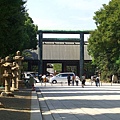 繼續向前，靖國神社的二之鳥居已在眼前