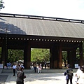 建於1934年的神門，其高約6公尺，由檜木建成。兩扇門扉上各有一直徑1.5公尺的金色菊花紋，非常醒目