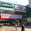 回望澀谷車站，這裡共有8條鐵道、地鐵線交會於此，是全日本每日進出人次排名第四的大車站
