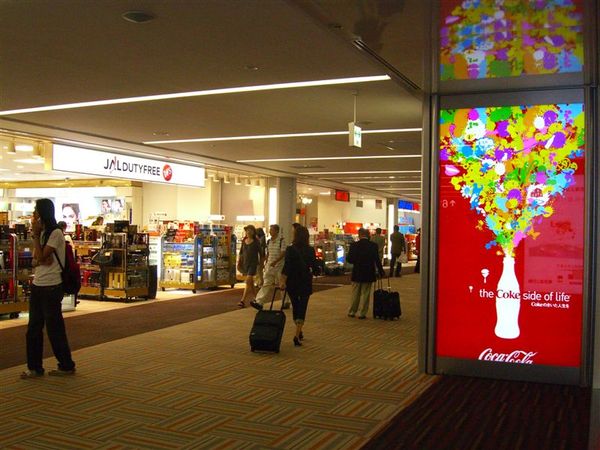 東京成田機場第二航廈的商店街一景。搭上晚間7點半的日亞航，要跟日本說再見了！8天的時間過得真快