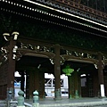 東本願寺的御影堂門。當時是由本願寺第十二代教如在德川家康捐獻的地上建立此寺