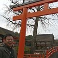 我與鳥居合照。下鴨神社在平安時代地位就很崇高，並仿伊勢神宮每21年改建一次，至今仍保持原貌