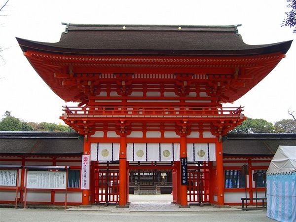 下鴨神社同樣改建於1628年的朱紅色樓門，樸實的建築中卻又充滿貴族的氣息