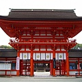 下鴨神社同樣改建於1628年的朱紅色樓門，樸實的建築中卻又充滿貴族的氣息