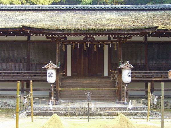 宇治上神社的拜殿，是鎌倉時代由宇治離宮移築而來，前方兩堆錐狀沙丘-清め砂，非常特殊