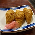 我的套餐多了稻荷的名物-稻荷壽司，吃起來跟台灣不太一樣，很特別